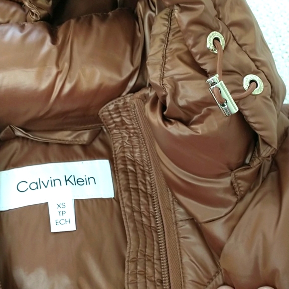 A cozy puffer coat with a shine finish. Calvin Klein. 7 F warmth factor size XS - Picture 7 of 12